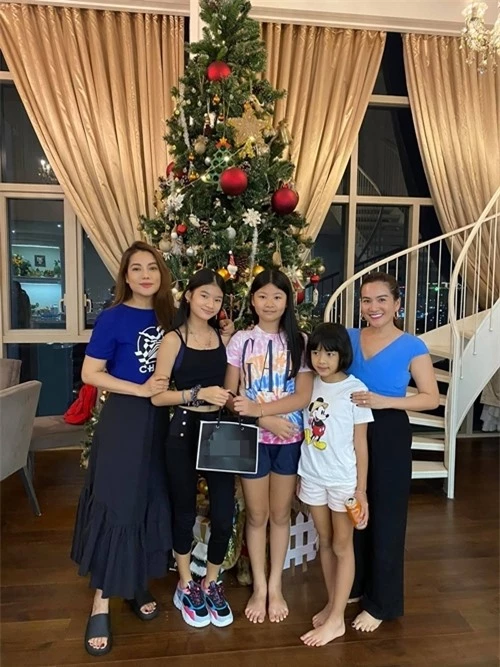 Một ngày trước đó, Anh Thơ - bà xã của diễn viên Bình Minh đưa hai con gái đến tặng quà sinh nhật cho con gái của Trương Ngọc Ánh,