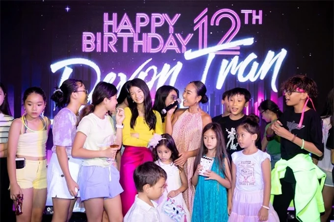 Ca sĩ Đoan Trang đưa con gái Sol (váy xanh) tới mừng sinh nhật con gái của Trần Bảo Sơn và Trương Ngọc Ánh.