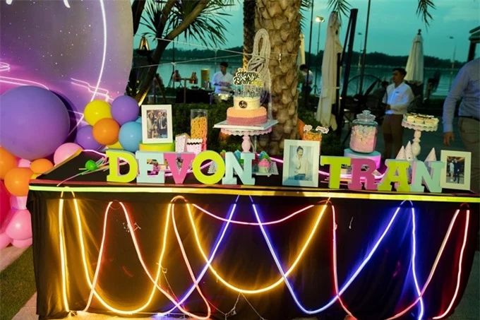 Bàn tiệc sinh nhật được trang hoàng với bánh kem, bóng bay, những tấm ảnh chụp riêng của Devon và những bức ảnh Devon chụp cùng bố Sơn, mẹ Ánh.