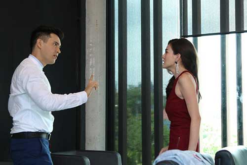 Chồng tăng ca về muộn còn tặng vợ một cành hoa sữa, song cô thản nhiên gọi điện thoại rồi đặt vào tay anh món đồ khiến anh phải quỵ lụy xin lỗi