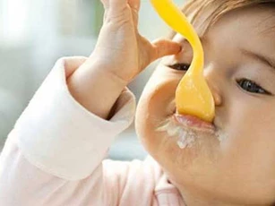 Váng sữa nhiều chất béo, nhưng cho ăn sai cách sẽ gây hại cho bé
