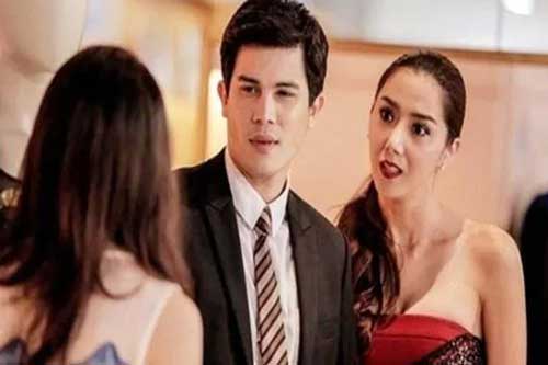 Bắt gặp chồng tay trong tay với bồ trẻ đẹp ở trung tâm thương mại vợ chỉ buông vài câu khiến cặp đôi ngoại tình tự nguyện cắt đứt