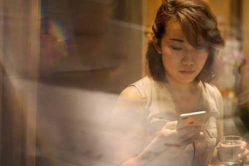 Liên tục mất tiền lúc nửa đêm, vợ lén lắp camera theo dõi mới biết "kẻ trộm", song chân tướng đằng sau sự việc mới khiến cô "chết đứng"