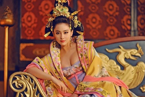 Ca kỹ lọt vào mắt xanh của vua và nhờ kỹ năng tuyệt đỉnh mà bước lên ngôi Hoàng hậu, làm đẹp bằng cách thức kinh dị đến cả đời chẳng thể có con