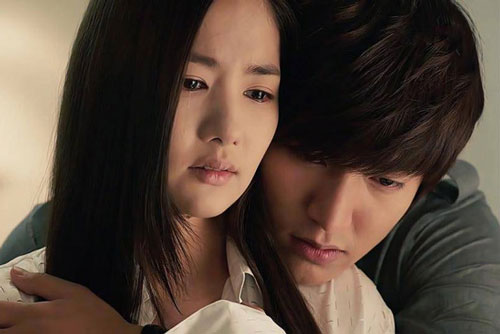 Vừa ly hôn, chồng cũ dúi vào tay vợ thẻ ngân hàng 500 triệu khiến chị bật khóc nhận ra mình quá vô tâm