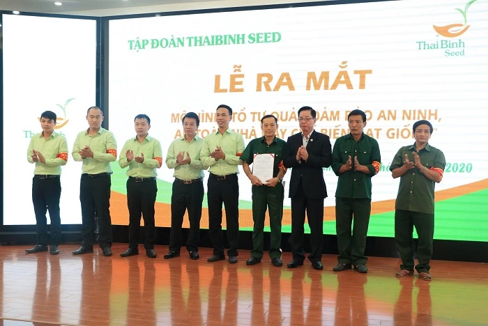 Ông Trần Mạnh Báo - Chủ tịch - TGĐ ThaiBinh Seed trao quyết định thành lập Tổ tự quản ThaiBinh Seed.