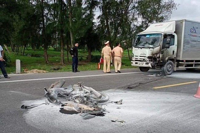 Ô tô và xe máy bốc cháy sau va chạm, một người tử vong