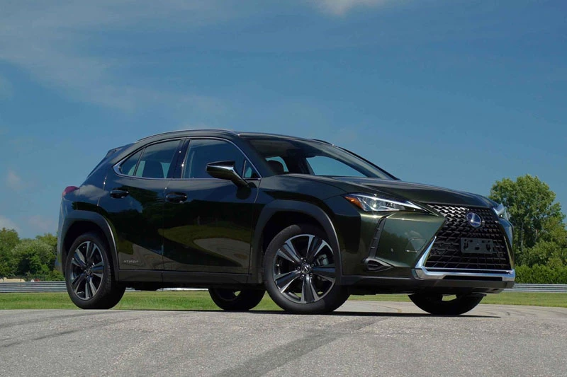 1. Lexus UX Hybrid 2020 (mức tiêu thụ nhiên liệu: 6,7 lít/100 km).