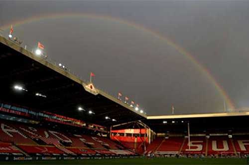 Premier League đón khán giả trở lại, các CLB nguy cơ lỗ nặng