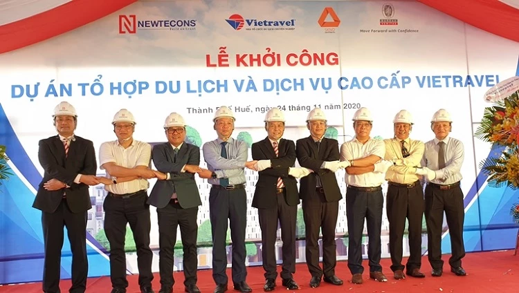 Các đại biểu tham dự lễ khởi công.