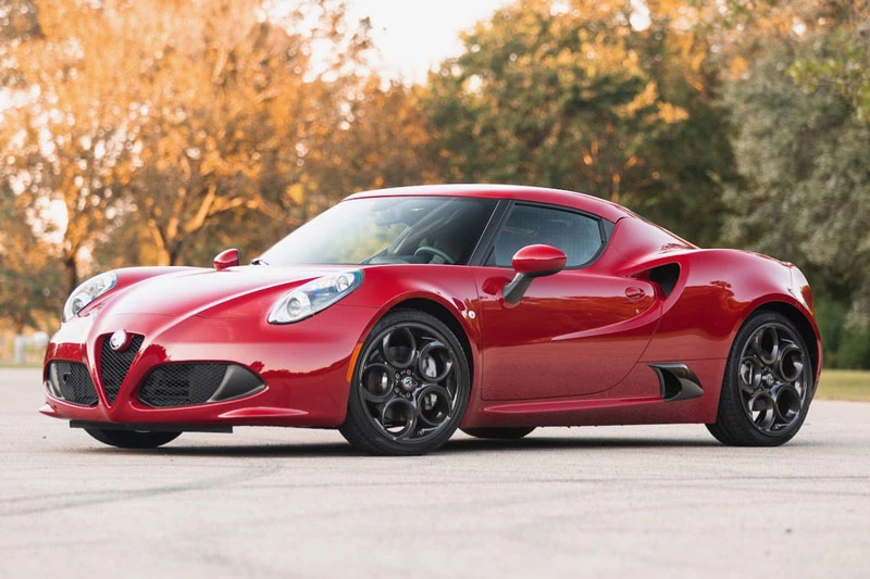 2. Alfa Romeo 4C 2020 (giá khởi điểm: 67.150 USD).