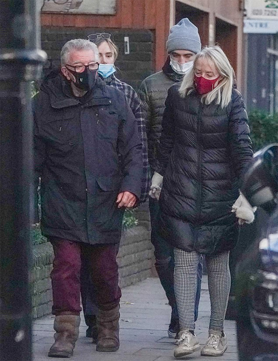 Robert Pattinson đi dạo với bố mẹ và bạn gái.