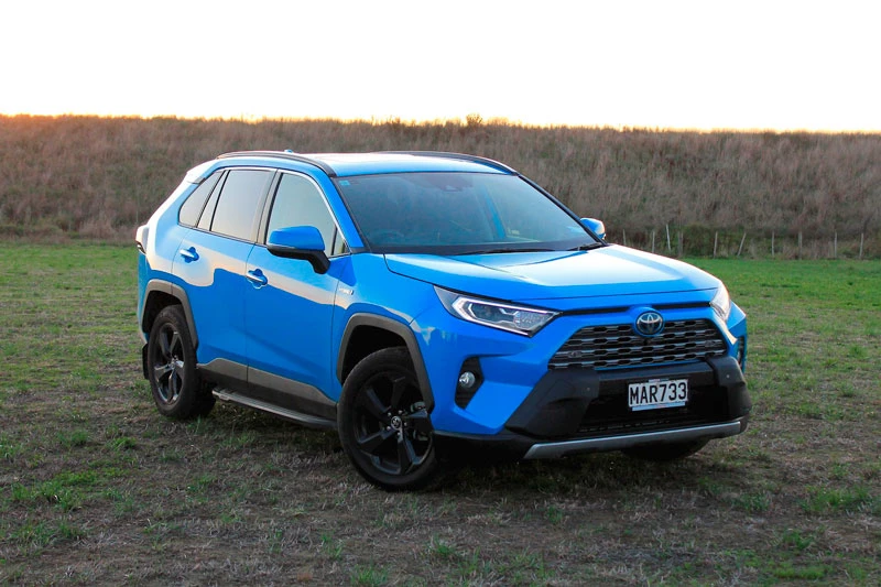 3. Toyota RAV4 Hybrid 2020 (mức tiêu thụ nhiên liệu: 7,1 lít/100 km).