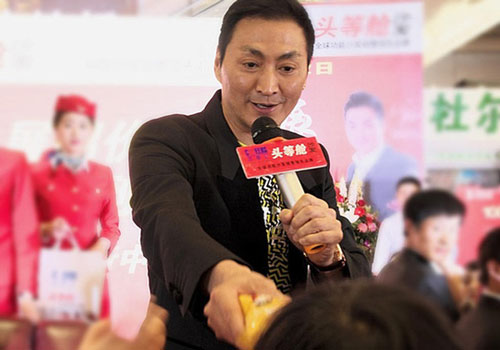 'Triển Chiêu' Hà Gia Kính phong độ, trở thành triệu phú ở tuổi 61