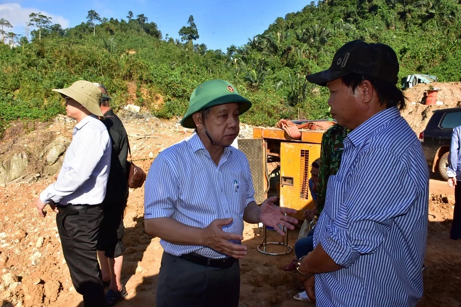 Chủ tịch UBND tỉnh Thừa Thiên Huế Phan Ngọc Thọ chia sẻ, động viên tinh thần người thân của các công nhân còn mất tích.