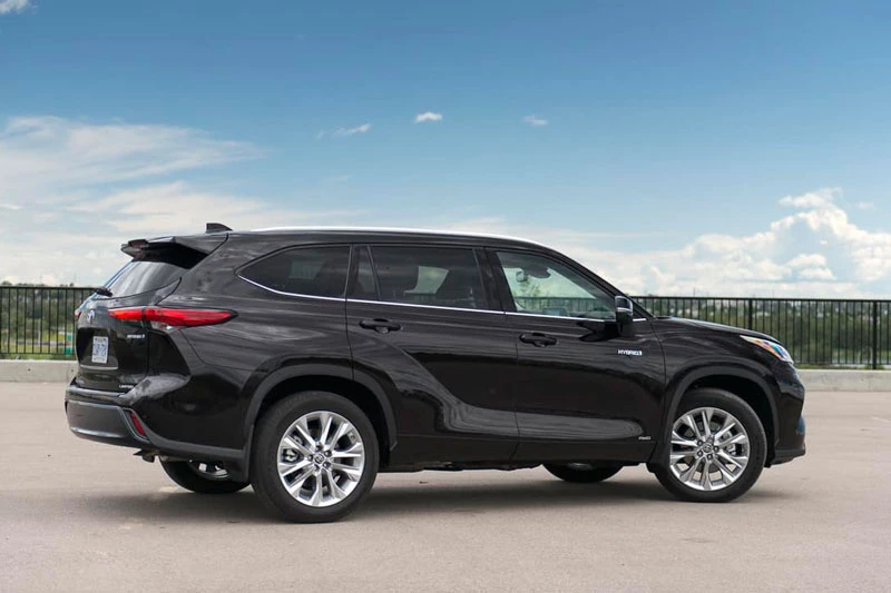 4. Toyota Highlander Hybrid 2020 (mức tiêu thụ nhiên liệu: 8,1 lít/100 km).