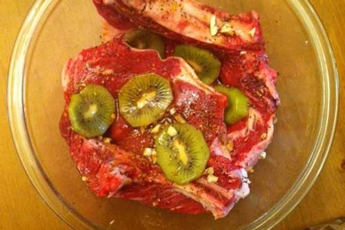 Thả vài miếng kiwi vào ướp thịt bò, điều kỳ diệu xảy ra