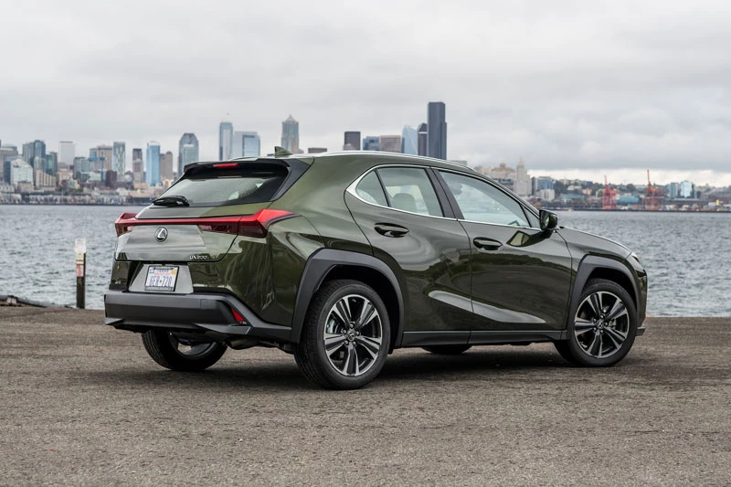 =5. Lexus UX 2020 (mức tiêu thụ nhiên liệu: 8,6 lít/100 km).