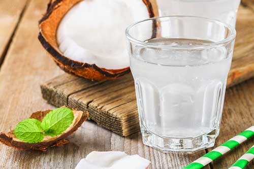 5 sai lầm khi uống nước dừa dễ gây đột quỵ, nhất điều thứ 3
