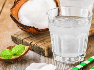 5 sai lầm khi uống nước dừa dễ gây đột quỵ, nhất điều thứ 3