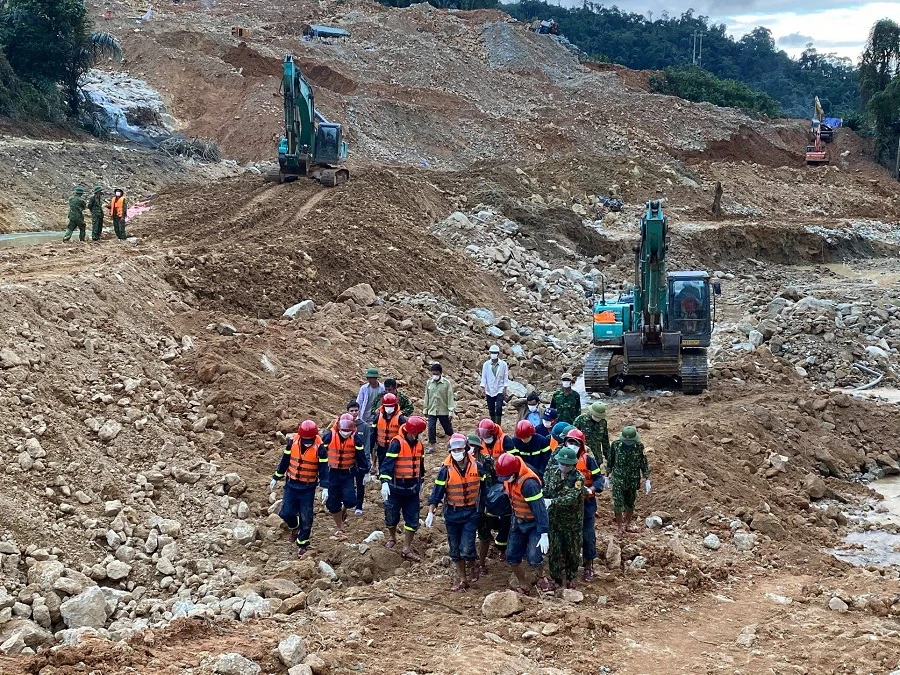 Tính đến nay, lực lượng tham gia cứu hộ đã phát hiện 6 thi thể công nhân bị vùi lấp, 11 nạn nhân khác vẫn chưa được tìm thấy. 