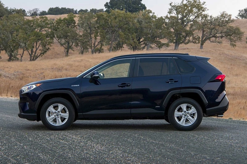 =8. Toyota RAV4 2020 (mức tiêu thụ nhiên liệu: 9,4 lít/100 km).