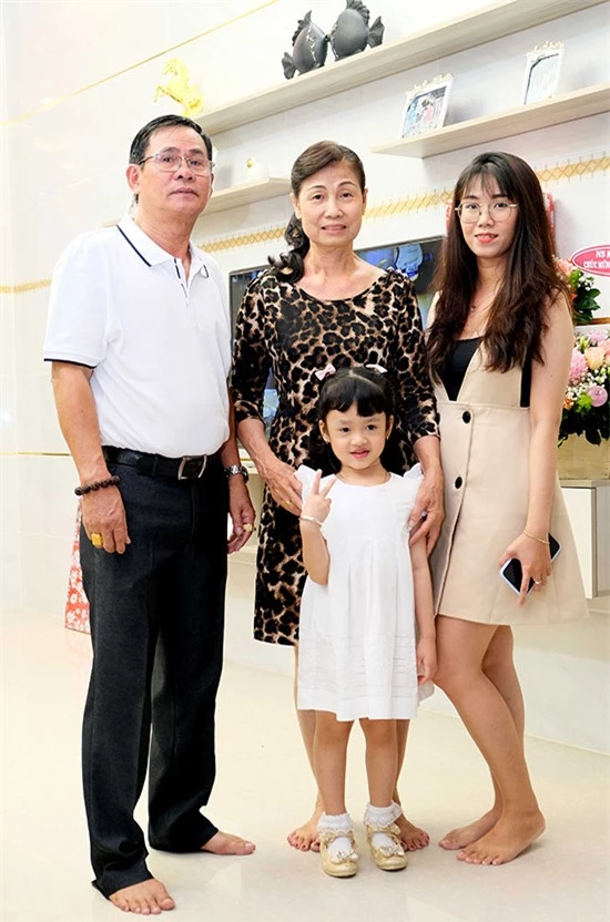 Bố mẹ, em gái và con gái hiện là động lực để Hồ Việt Trung phấn đấu phát triển sự nghiệp nghệ thuật. Anh được nhiều khán giả yêu mến và đã đoạt nút vàng YouTube.