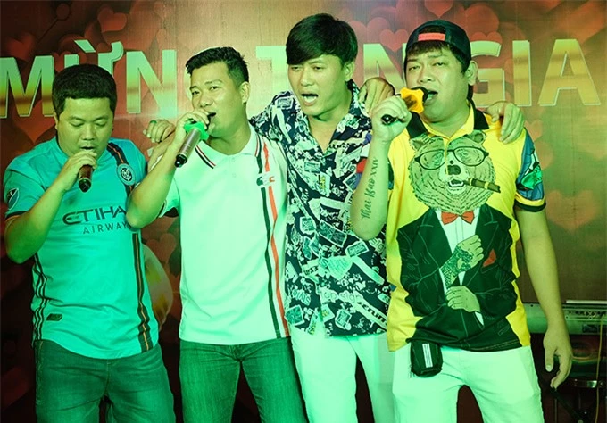 Diễn viên Hoàng Mèo (ngoài cùng bên trái), Thanh Tân (ngoài cùng bên phải) cùng Quách Ngọc Tuyên và bạn bè ngẫu hứng ca hát,quẩy trong đêm tiệc giản dị, ấm cúng.