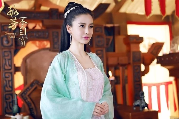 Xấu hổ như Angelababy, quay cảnh đánh nhau mà &quot;giả trân&quot;, đến đứng còn không vững suýt té nhào  - Ảnh 5.