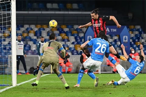 Ibra (trên) lập cú đúp trong chiến thắng của Milan trước Napoli