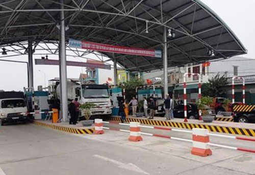 Thái Bình: Dừng xe gần trạm BOT, nam thanh niên bị người lạ cầm súng hoa cải bắn