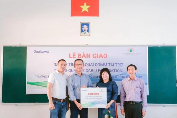 Qualcomm cùng Quỹ Dariu đã hoàn thành Lễ bàn giao máy tính ACPC tại Hậu Giang, hoàn thành kế hoạch trao máy tính xách tay cho 23 trường học tại các tỉnh miền Nam.