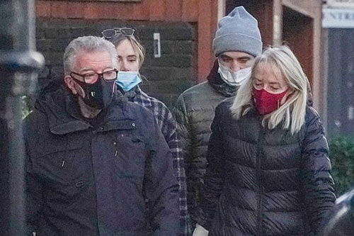 Robert Pattinson đưa bạn gái đi dạo với bố mẹ