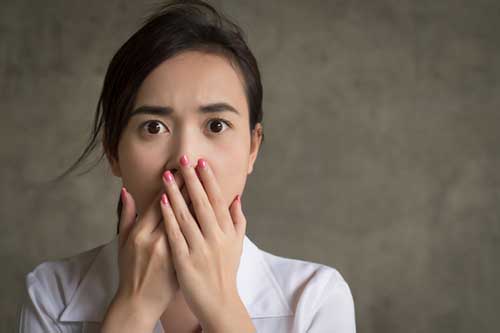 Thấy chị dâu tương lai nói chuyện thân mật với anh chàng ngồi cạnh trên chuyến xe đường dài, tôi giả vờ ngủ để rồi giật mình khi mở mắt ra