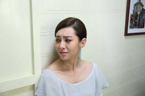 Sáng vừa mở cửa đã thấy xộc mùi mắm tôm, dù đoán được người đã làm chuyện này, tôi vẫn phải mỉm cười niềm nở