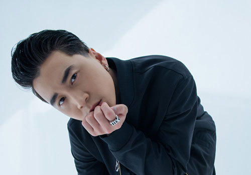 Karik nhận nút vàng Youtube