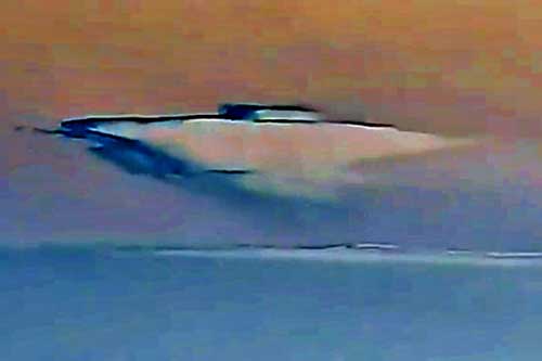 Kinh ngạc người phụ nữ nghi đã nhìn thấy UFO được ngụy trang trong đám mây