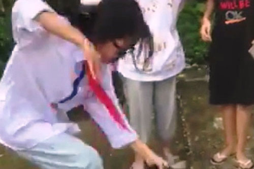 Đình chỉ học 1 tuần nhóm học sinh đánh hội đồng nữ sinh lớp 8
