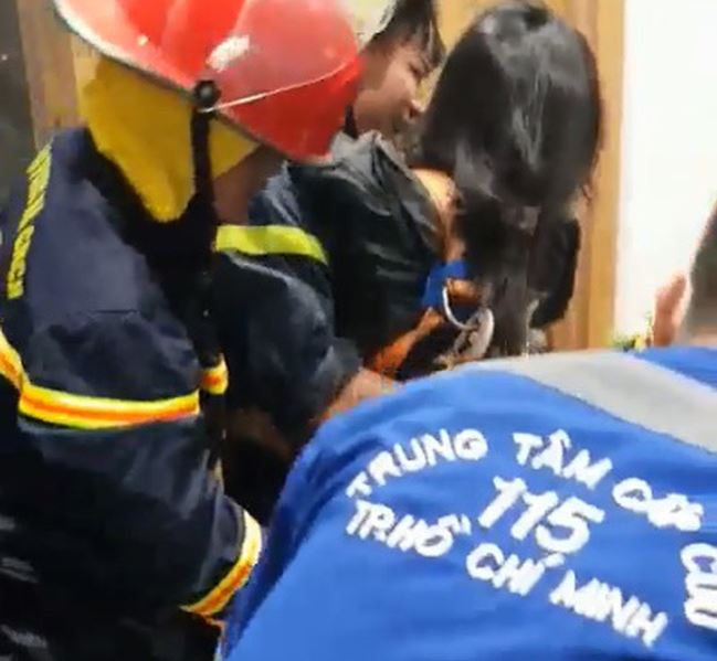 Giải cứu thành công cô gái rơi xuống giếng thang máy ở TP.HCM