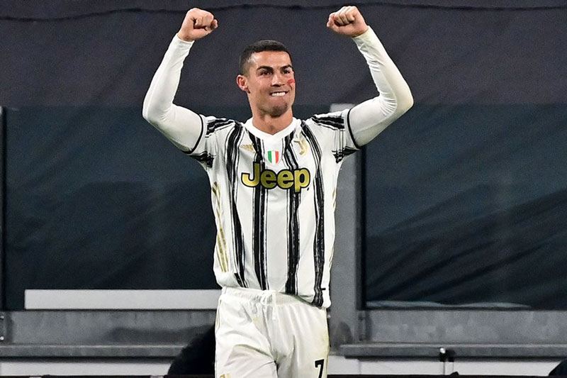 Ronaldo san bằng kỷ lục ghi bàn của Messi ở Champions League