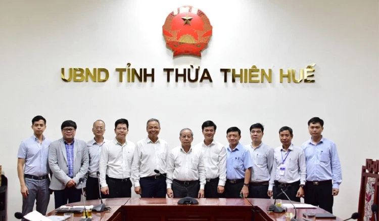 Chủ tịch UBND tỉnh Thừa Thiên Huế Phan Ngọc Thọ (giữa) và lãnh đạo các sở ngành chụp ảnh lưu niệm cùng Tập đoàn CMC.