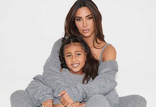 Kim Kardashian và con gái cưng mặc đồ đôi chụp hình quảng cáo