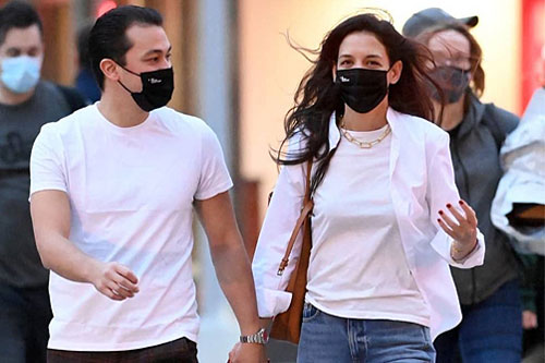 Katie Holmes trẻ trung bên bạn trai kém 8 tuổi