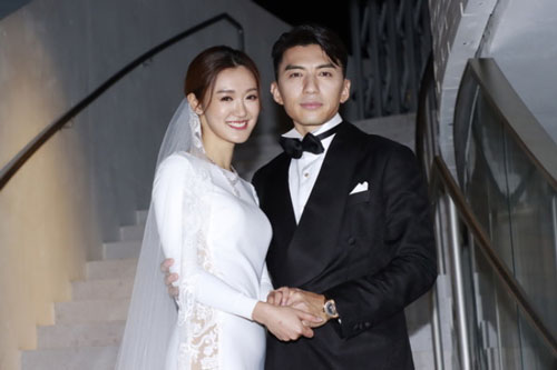 Bà xã Viên Vỹ Hào đeo trĩu vàng ngày cưới