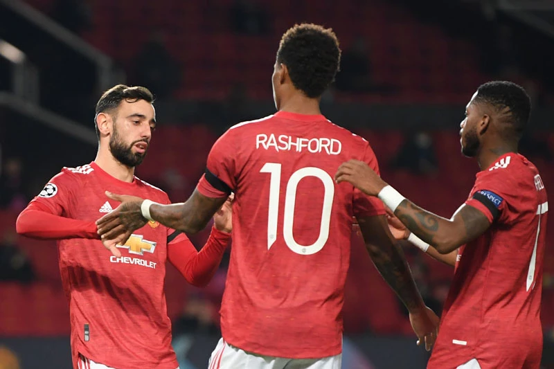 Bruno Fernandes (trái) nhường quyền đá phạt đền cho Rashford.