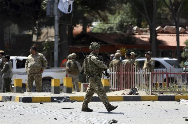 Đánh bom tại khu chợ đông đúc ở Afghanistan, hàng chục người thương vong - Ảnh 1. Đánh bom tại khu chợ đông đúc ở Afghanistan, hàng chục người thương vong - Ảnh 1.