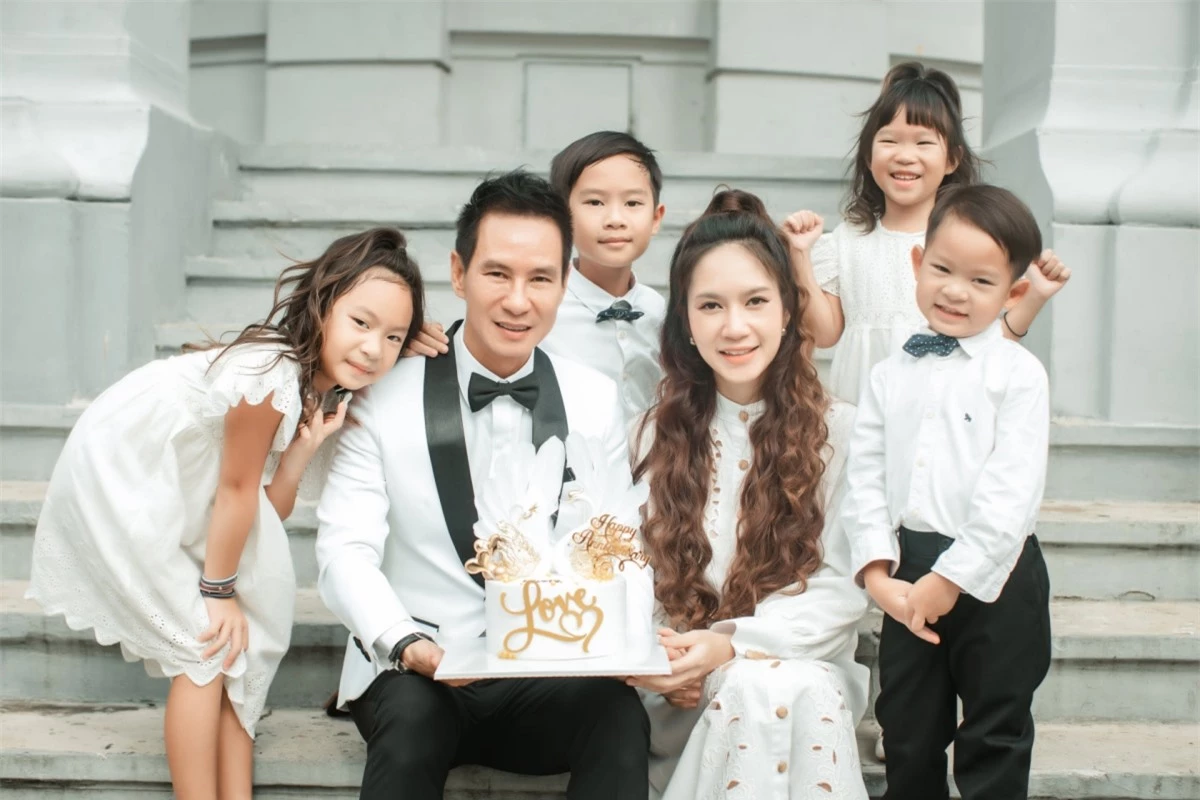 Lý Hải và Minh Hà kết hôn năm 2010.Mộtnăm sau đó, cặp đôi chào đón con trai đầu lòng là bé Rio. Đến nay, gia đình Lý Hải - Minh Hà đã có 4 nhóc tì xinh xắn, đáng yêu.