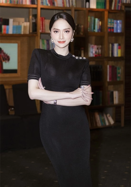 Hoa hậu Hương Giang tạm ngưng tham gia các hoạt động của làng giải trí nhưng vẫn tất bật với vai trò CEO một nhãn hàng. Cô diện váy bó gam đen, khoe làn da trắng và vẻ đẹp kiêu sa, nữ tính.