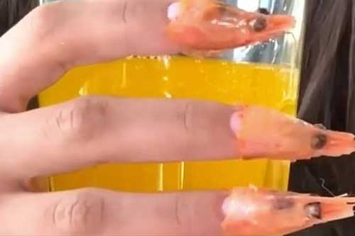 Kinh dị phong cách làm móng tay từ đầu tôm