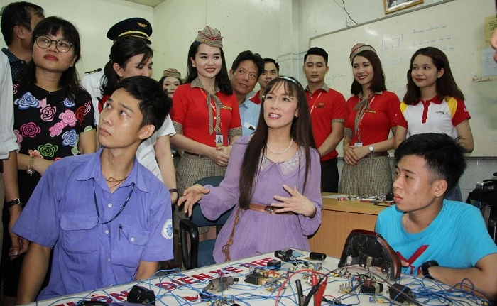 Bà Nguyễn Thị Phương Thảo, tổng giám đốc Vietjet, cùng nhân viên trong một hoạt động từ thiện thăm cơ sở bảo trợ thanh thiếu niên (Hữu Tài).